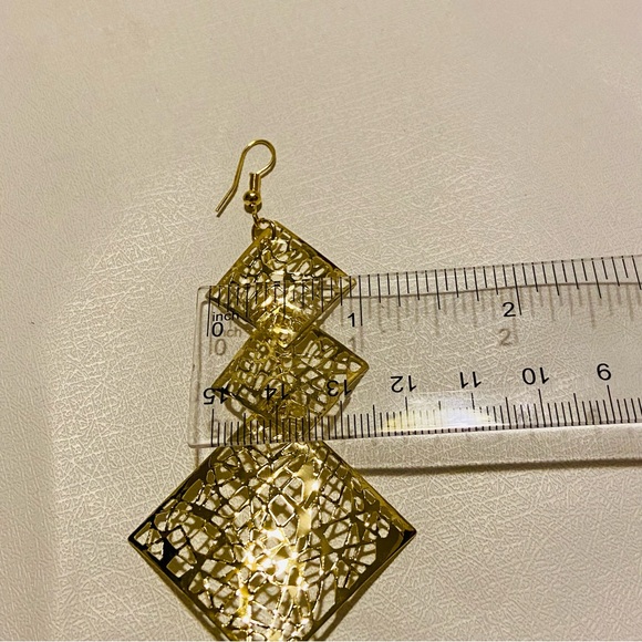 ✨NEW✨ Delicate Dangling Drop Goldtone Lightweight Earrings - Picture 6 of 6